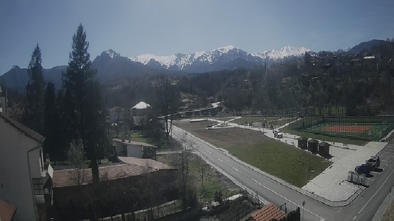 Априлци уеб камера времето на живо кв. Острец улици трафик, област Ловеч, до град Троян в подножието на връх Ботев Стара планина, Apriltsi: Balkan Mountains