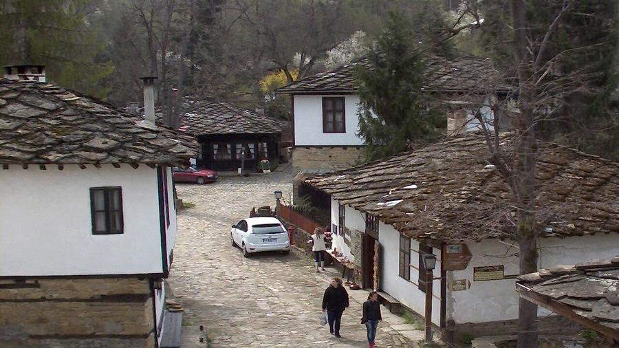 село Боженци времето на живо уеб камера, живописен кът, важна туристическа дестинация, 'АИР' Боженци, Музей на архитектурно-исторически резерват в средна Стара планина, на изток от Габрово, почивка във възрожденски къщи, работят механи, кафенета, дюкяни, kamerite, live webcam Bojentsi