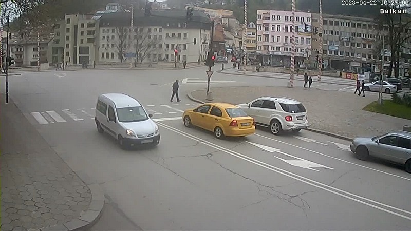 Габрово уеб камера център, хотел 'Балкан' Ясените, кръстовище, времето на живо