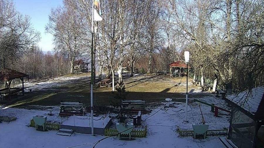 Хижа 'Конгур' ('Конгуро') времето на живо уеб камера Беласица планина, туристическа столова и беседки, kamerite