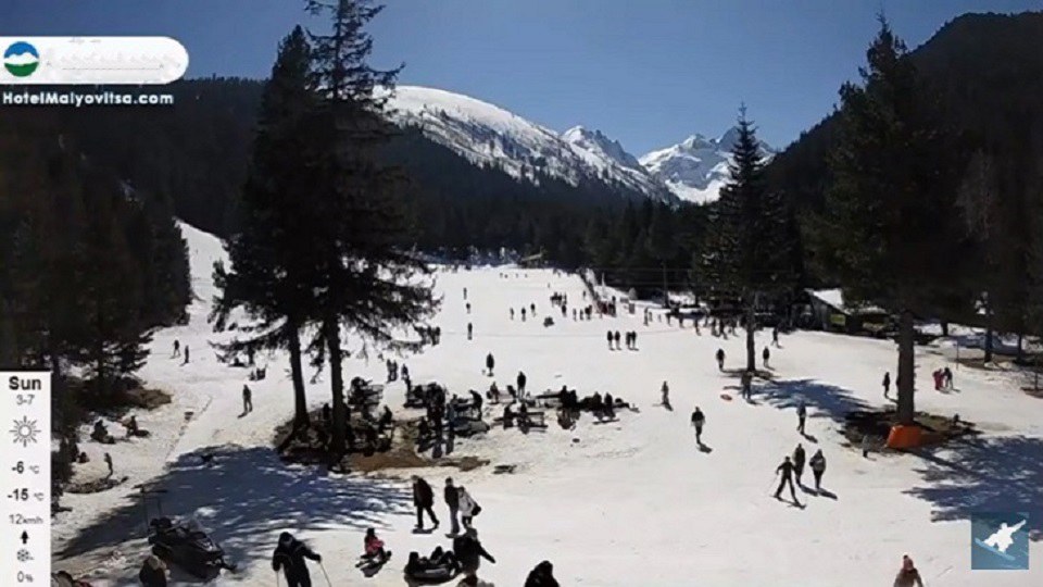 к.к. 'Мальовица' уеб камери времето на живо ски писти 'Pъждaвицa', Улея (Стената), влек станция 'Меча поляна', Рила камерите, live webcam