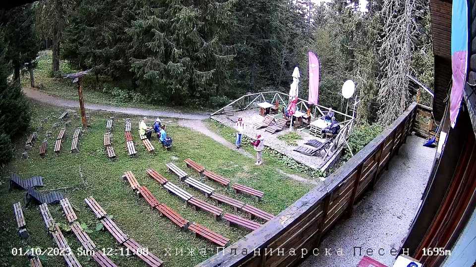 Хижа 'Планинарска песен' уеб камера, времето на живо, местност 'Боерица' Витоша планина, kamerite, live online camera hut, Bulgaria