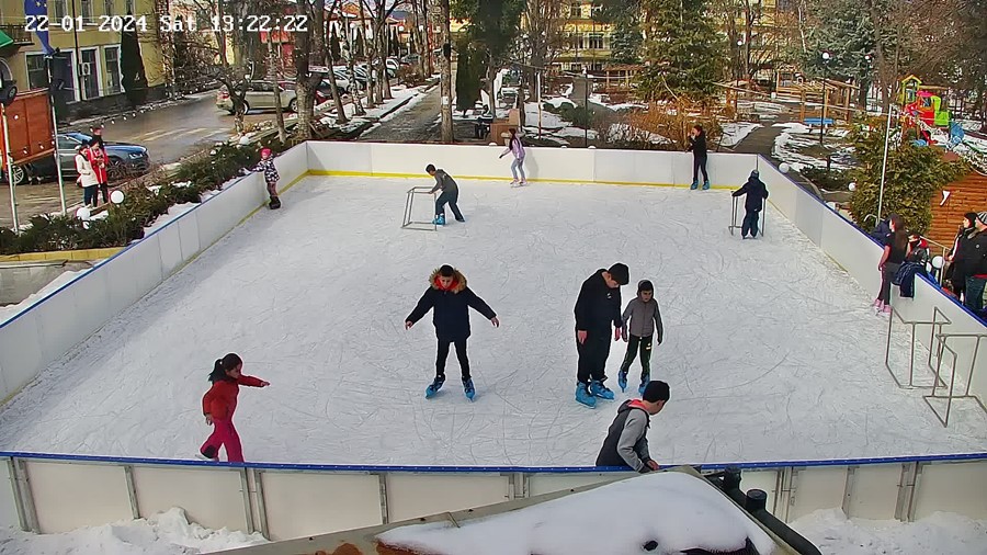 град Ракитово, център площад улици до Пазарджик уеб камера център, трафик улица и паркинг, река Марица, Южна България, времето на живо