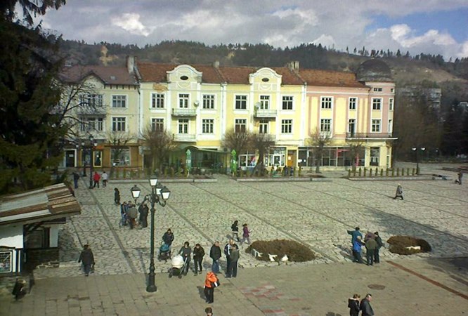 Разлог времето уеб камера център, централен площад, фонтан, парк, Пирин планина