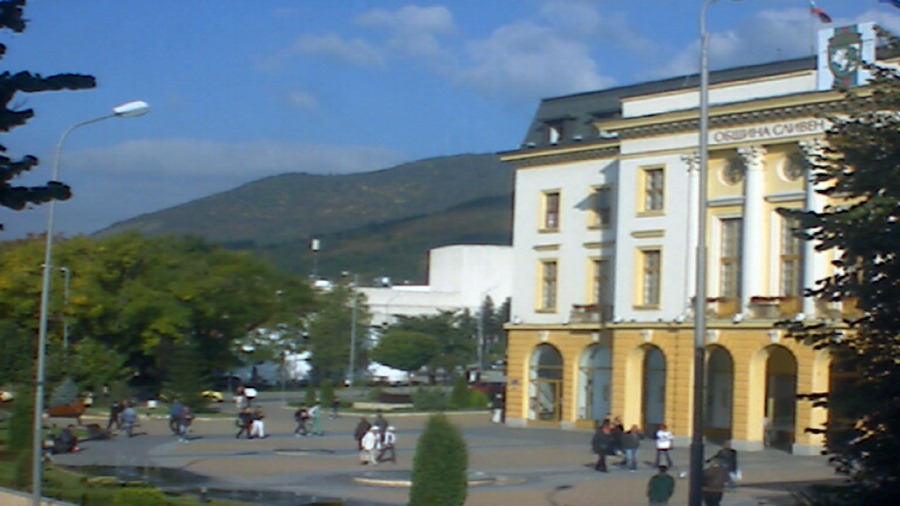 Уеб камера от Сливен времето на живо център, площад паметник 'Хаджи Димитър', изглед към Стара планина, live camera Sliven