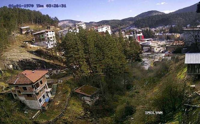 Смолян уеб камера, квартал Езерово, улици трафик, панорама езеро, Родопа планина, времето на живо камерите, Родопите live camera