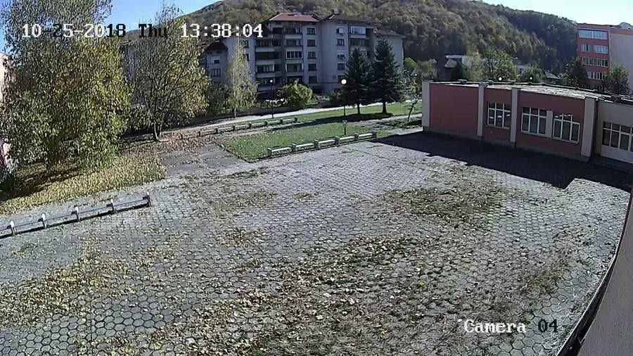 Троян времето на живо уеб камера двор СОУ училище, център, община, река Бели Осъм, кафе 'Тифани', Стара планина, kamerite